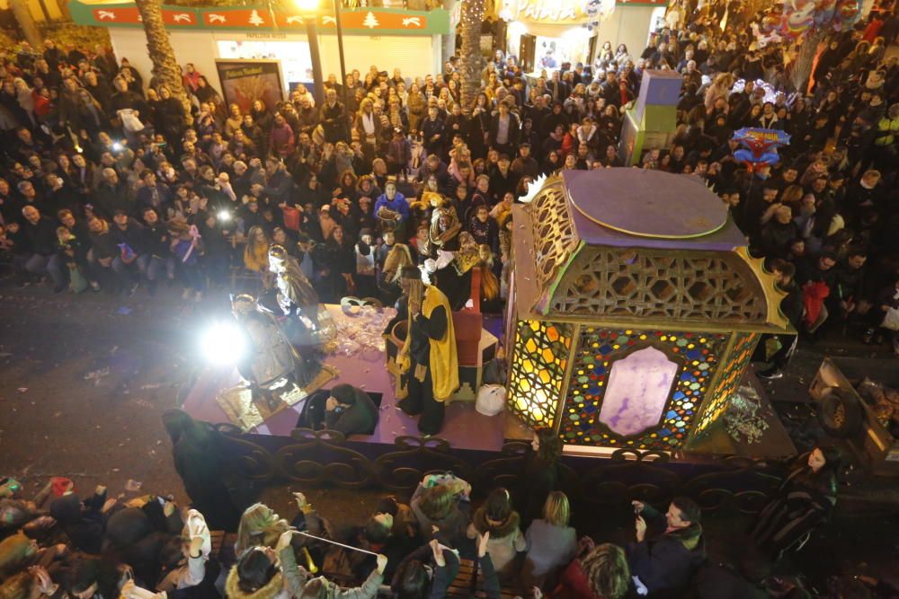 La cabalgata de los Reyes Magos en Elche ha recorrido el centro de la ciudad con 13 carrozas y más de 600 personas