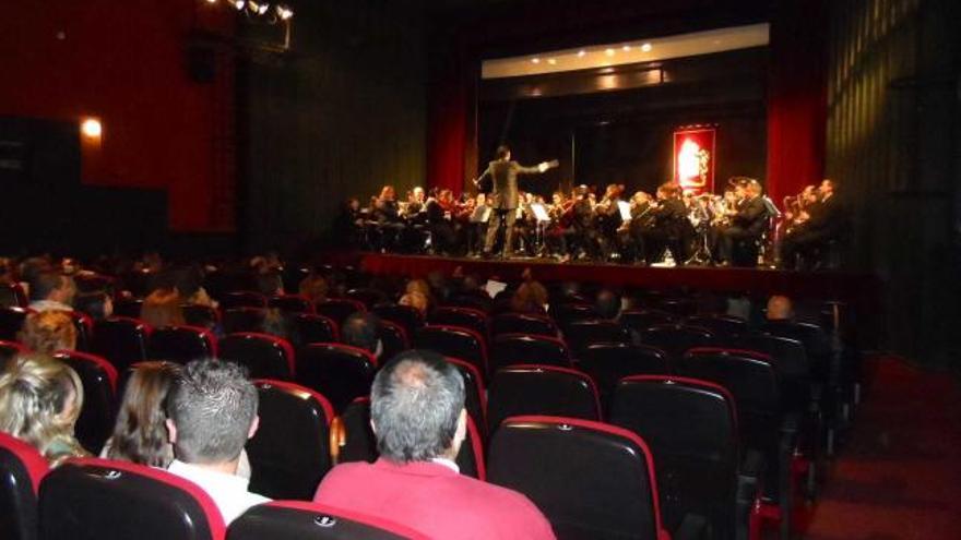 La Banda Sinfónica de la Escuela Miguel Barrosa, ayer, en el Teatro Prendes.