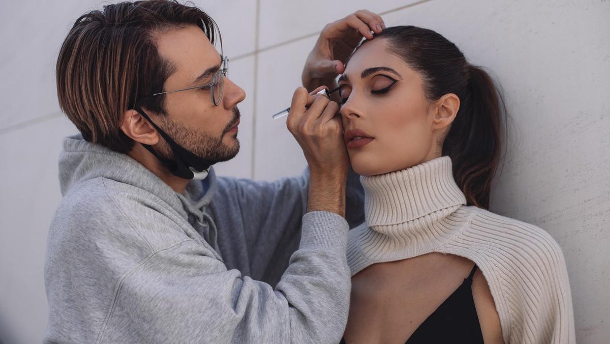 Rubén Ramos, l’estilista de TikTok: «El maquillatge efecte filtre és el que més demanen els ‘influencers’»
