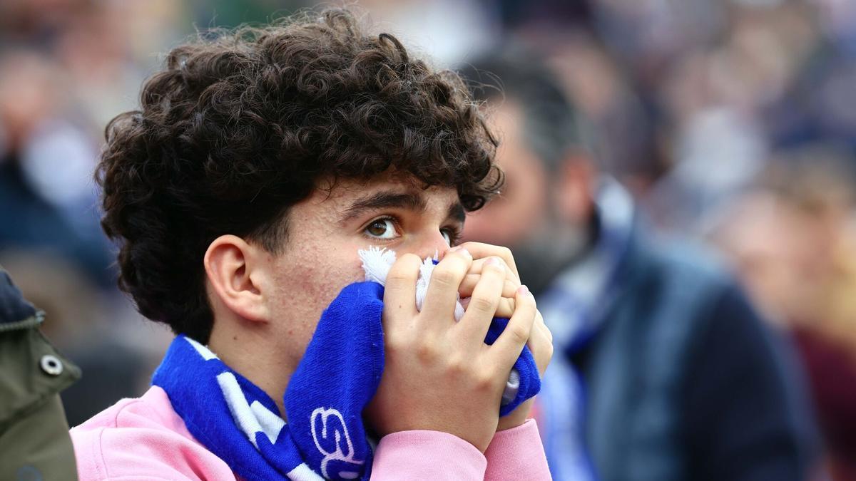 Un aficionado del Real Zaragoza, con cara de sufrimiento ante el Burgos.
