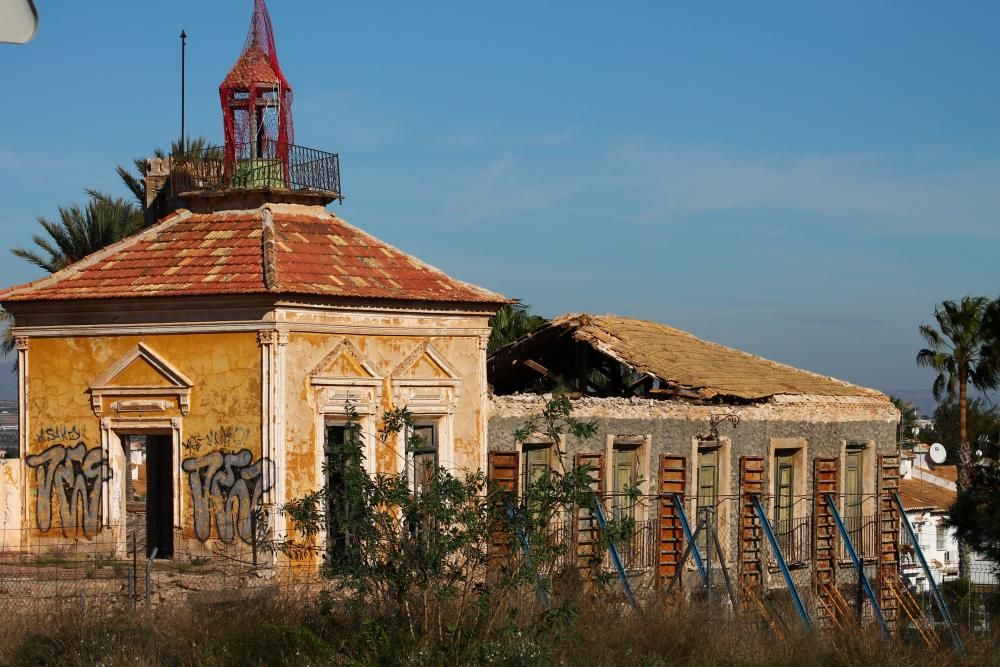 Casa y Torre de Los Balcones con imágenes captadas entre 2008 y 2017 y en el que se observa el deterioro del inmueble