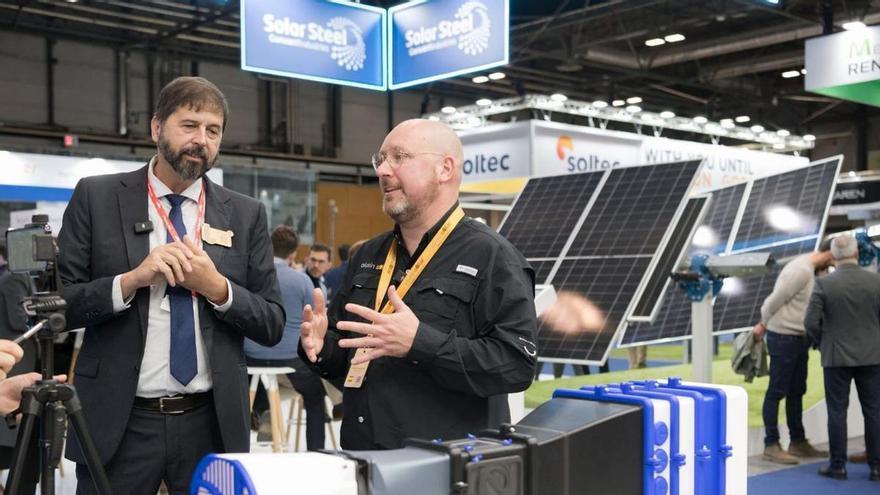 José Luis Suárez y Javier Fernández-Font, en una feria tecnológica.