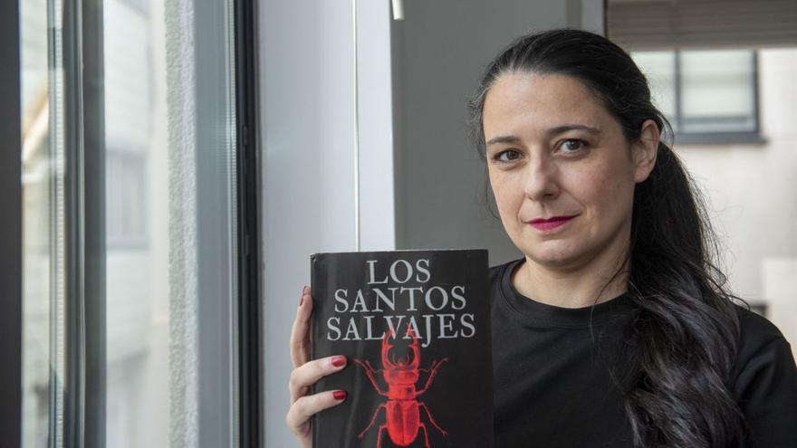 Natalia Monje, con su libro.   | // CASTELEIRO/ROLLER AGENCIA