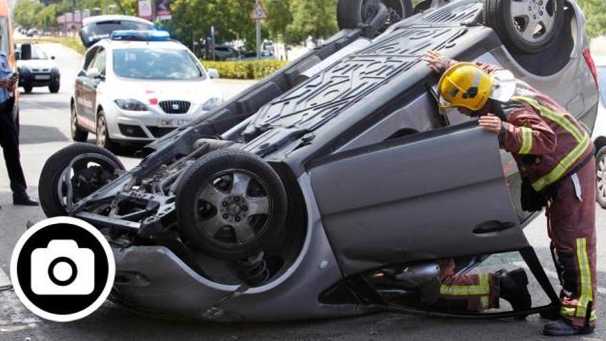 Perd el control, creua tres carrils i bolca el vehicle després de topar amb un cotxe