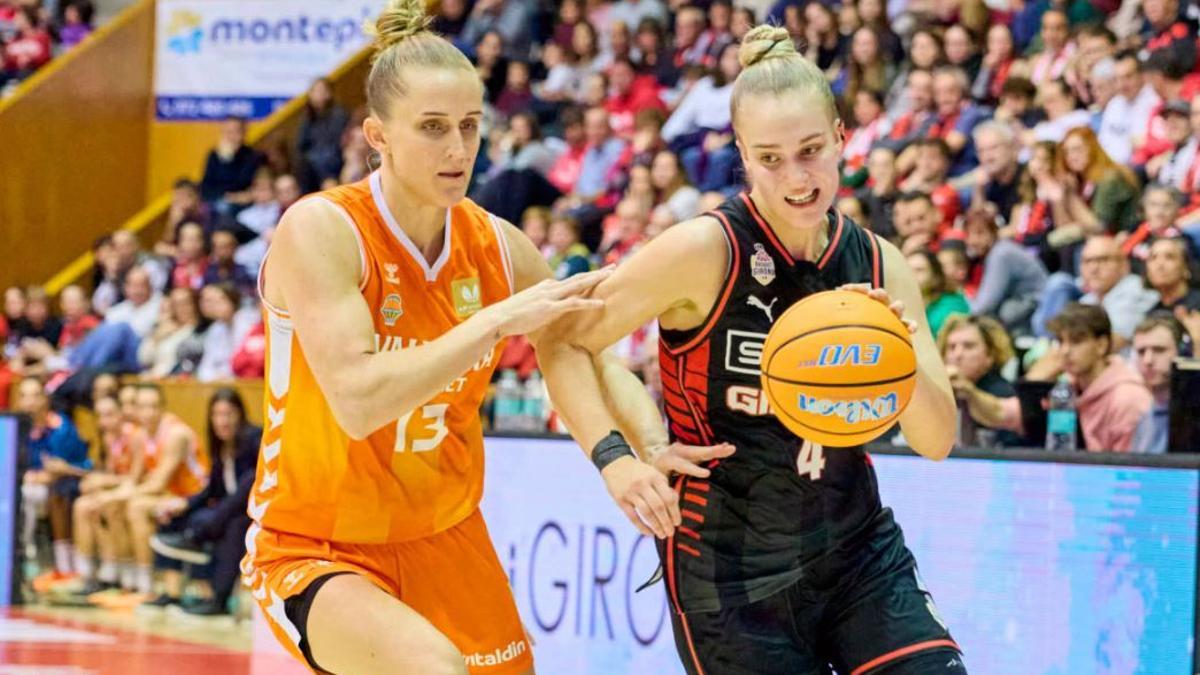 Acció d’atac de Jocyte en el partit entre l’Spar Girona i el València.