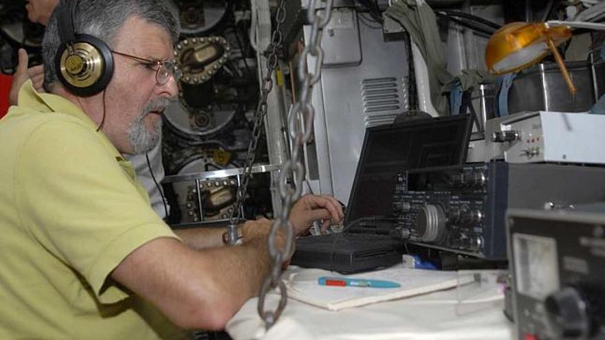 Uno de los radioaficionados en plena conexión mediante telegrafía, dentro del submarino.