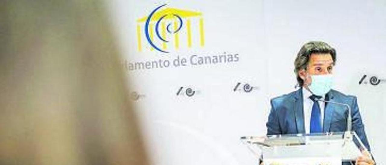 Gustavo Matos, presidente del Parlamento de Canarias. | |