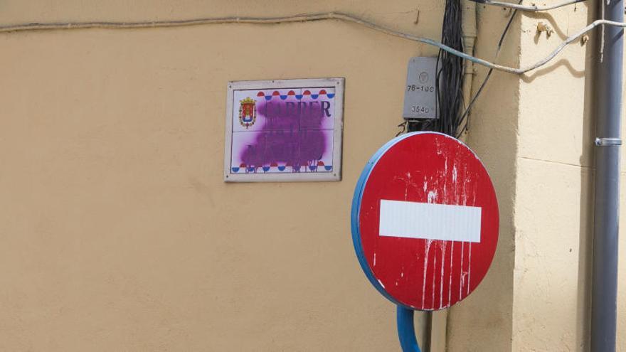 Placa pintada de morado en la calle Jaime Niñoles, en el barrio de La Florida