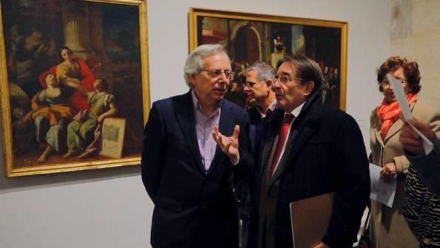 El vicerrector de Cultura, Antonio Ariño, conversa con el presidente de la Academia, Manuel Muñoz, ayer, en la inauguración de la exposición «De ayer a hoy».