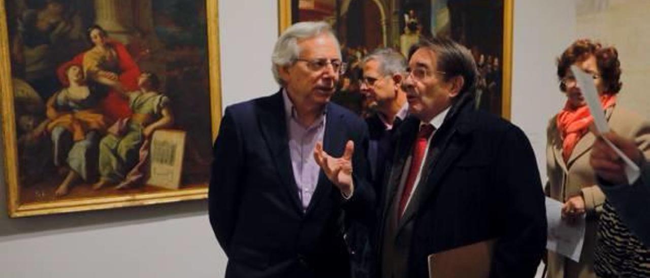 El vicerrector de Cultura, Antonio Ariño, conversa con el presidente de la Academia, Manuel Muñoz, ayer, en la inauguración de la exposición «De ayer a hoy».