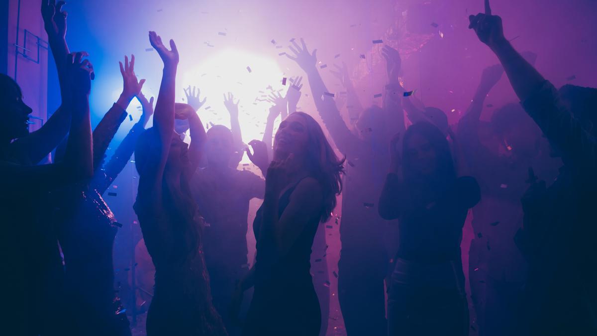 Gente bailando en una discoteca