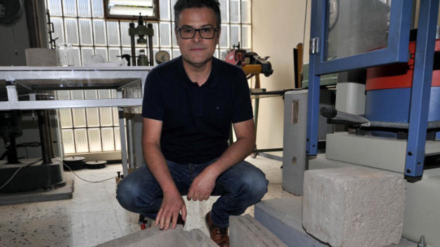 Eduardo González, investigador y profesor de la escuela de Arquitectura Técnica, junto al prototipo de bloque.