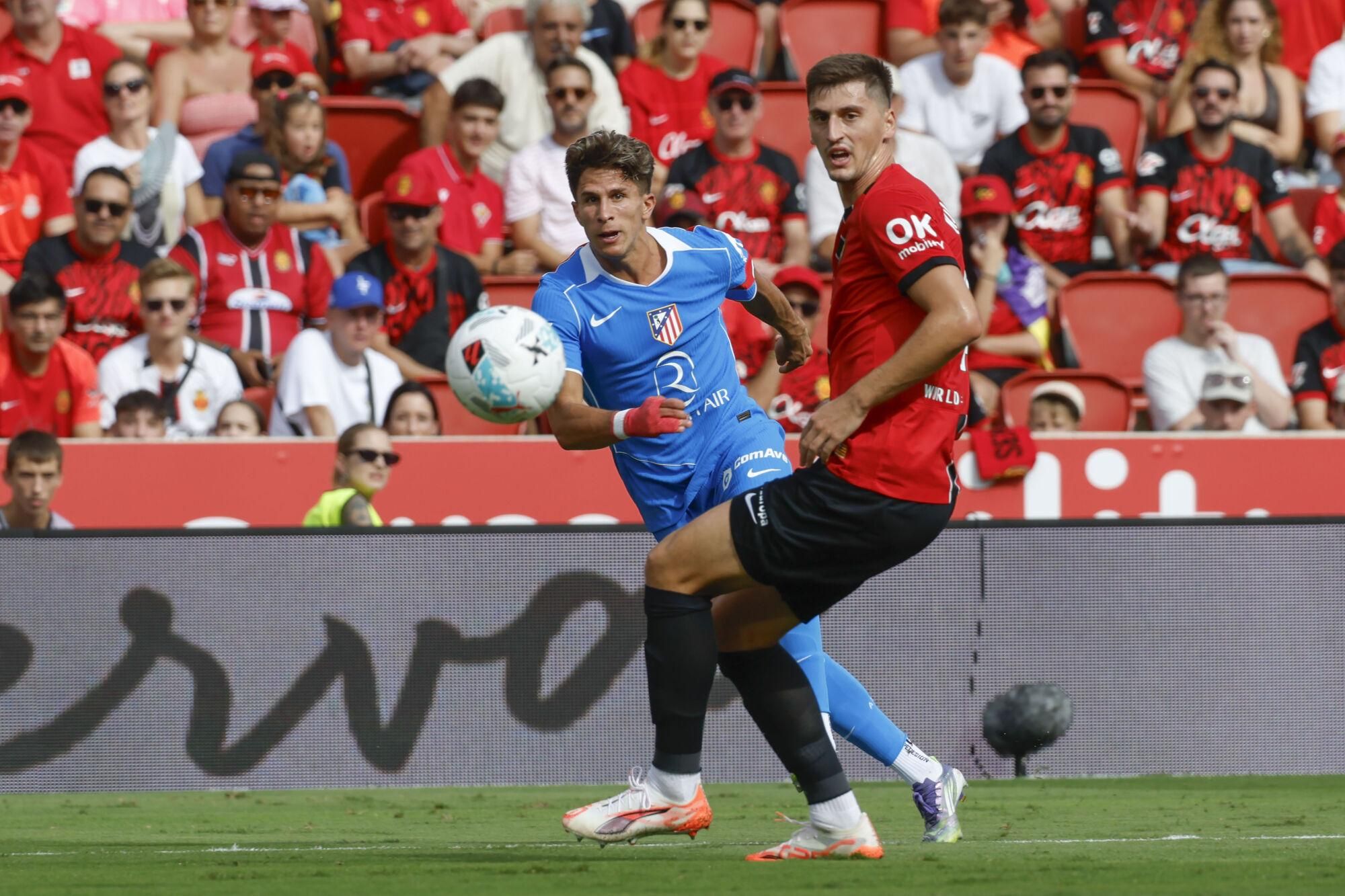 PALMA DE MALLORCA, 21/09/2025.- El defensa del Mallorca Marash Kumbulla pelea un balón ante el delantero argentino del Atlético de Madrid Giuliano Simeone (i) este domingo, durante el partido de la jornada 5 de LaLiga EA SPorts, entre el Real Mallorca y el Atlético de Madrid, que se disputa en el estadio de Son Moix de Palma de Mallorca. EFE/ CATI CLADERA