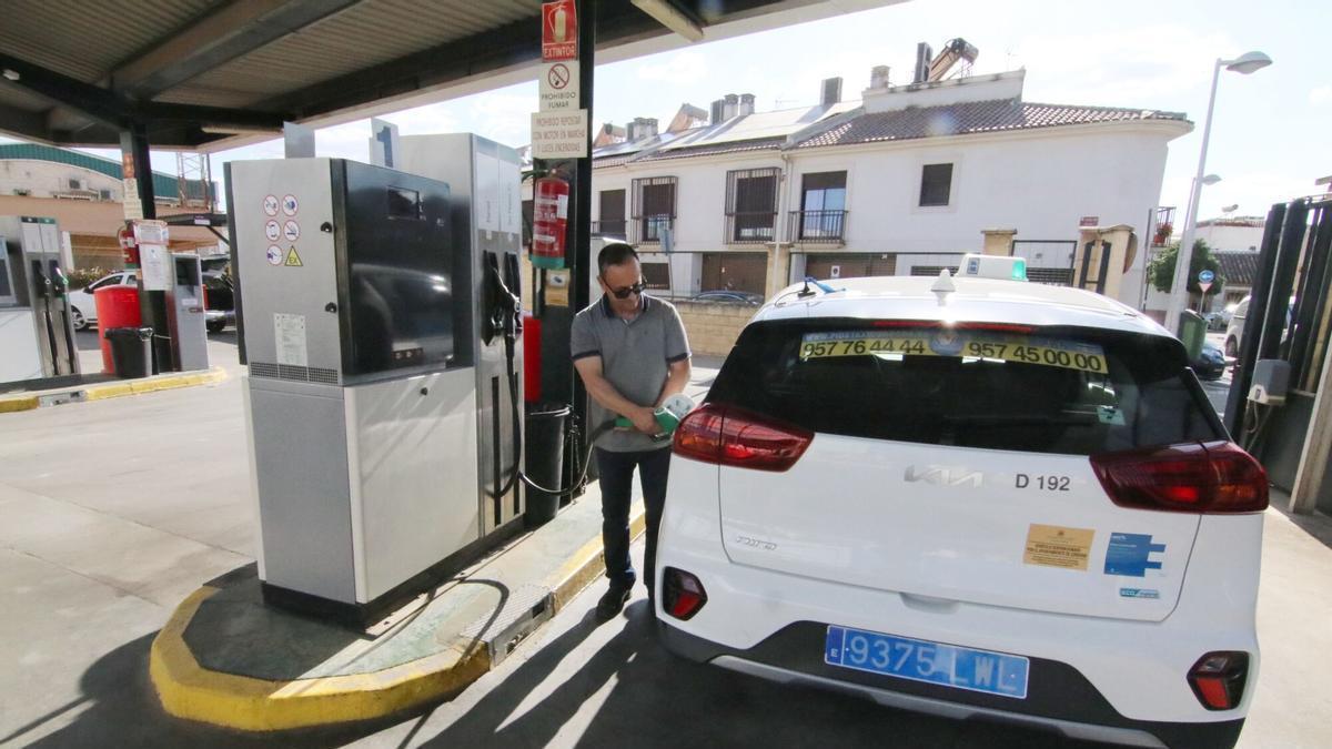 Un taxista echa combustible en la gasolinera de Autacor en el Granadal.