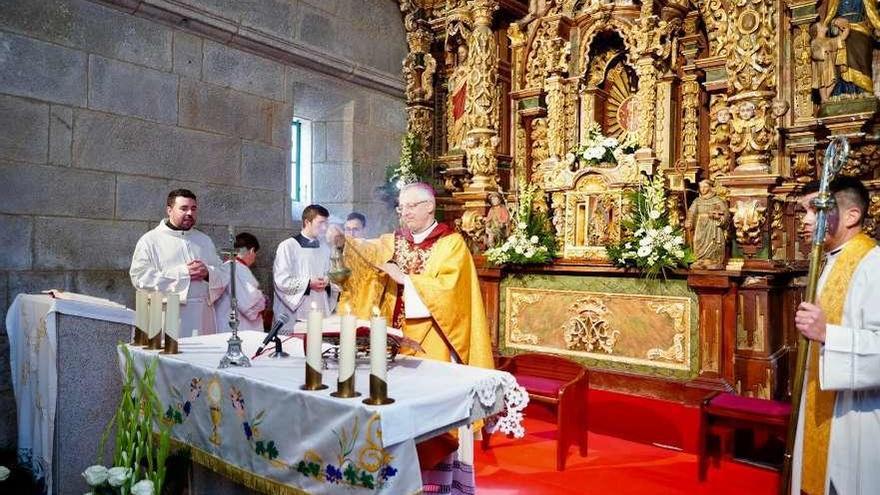 El obispo de la Diócesis de Lugo ofició la eucaristía. // Bernabé