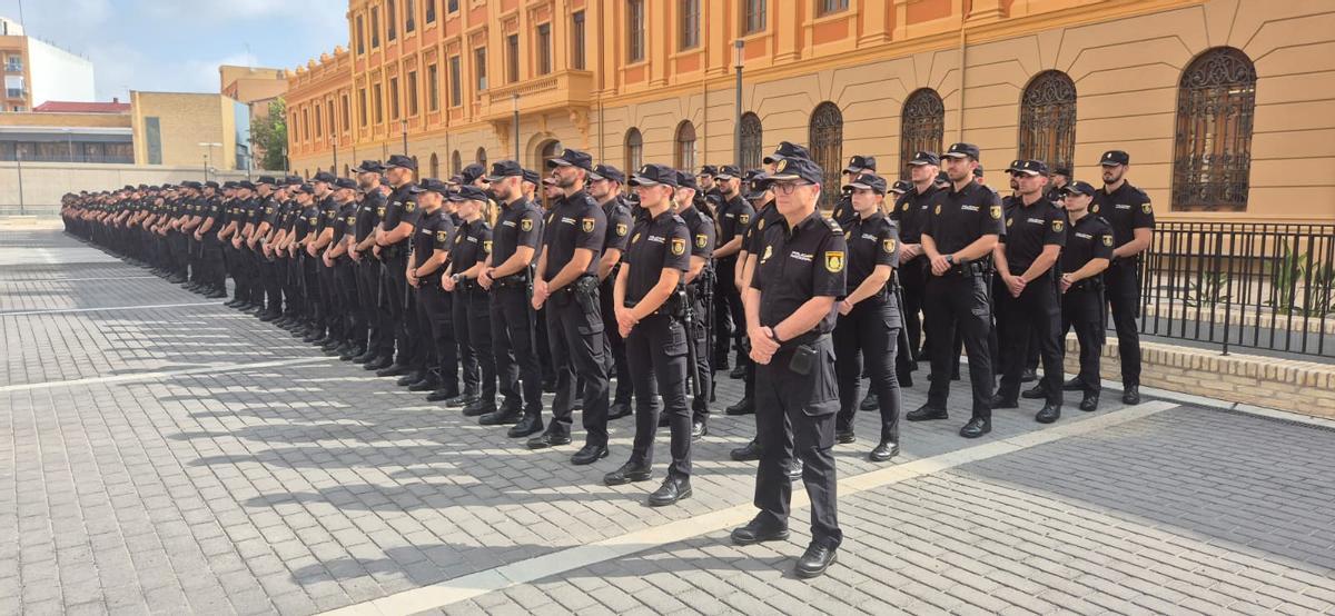 Los 194 policías en prácticas, en formación en el patio de Zapadores.
