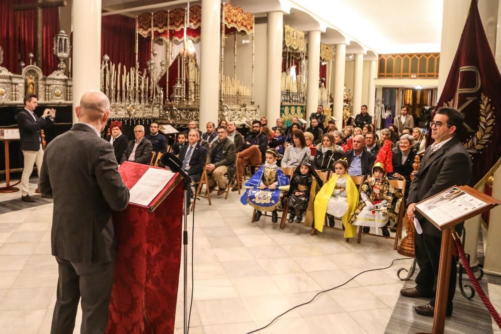 La Junta Mayor desveló ayer el cartel anunciador de la Semana Santa para niños. Además ha incluido los actos organizados por los pequeños en los colegios en la guía de Cuaresma y La Pasión y creado un