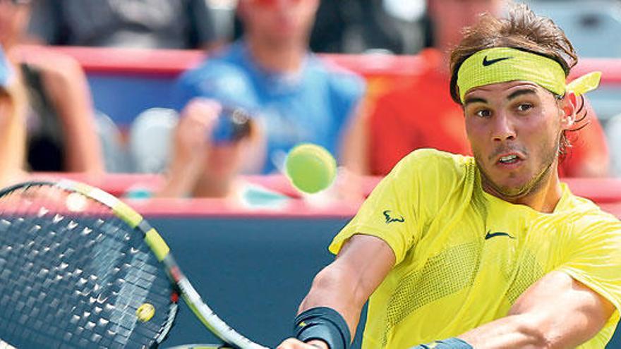 Rafel Nadal devuelve una pelota durante el encuentro que disputó ayer frente al canadiense Jesse Levine.