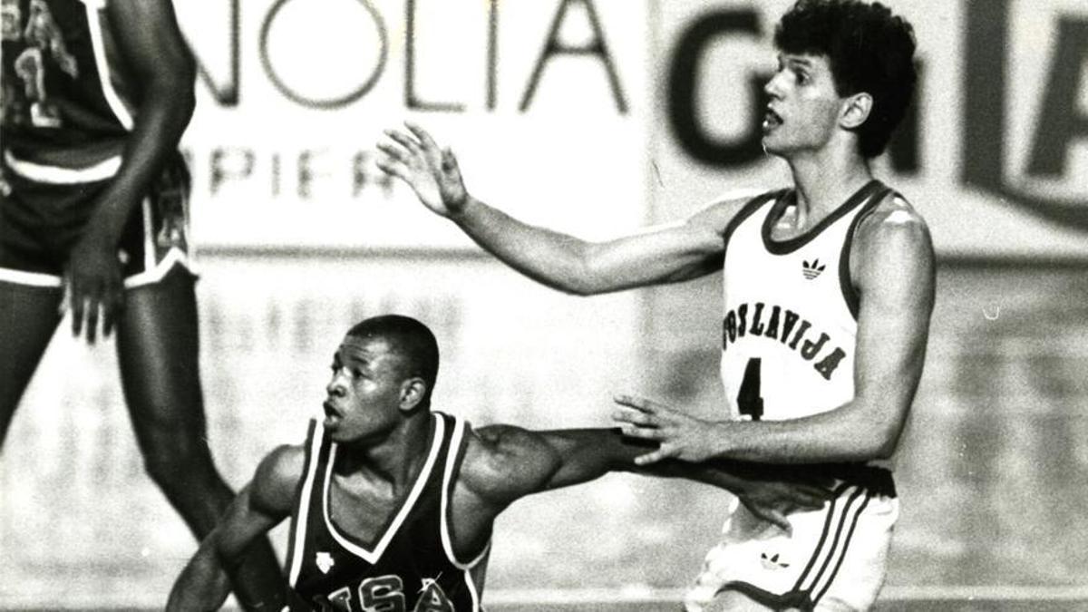 Drazen Petrovic y Tyrone Bogues, en un Estados Unidos-Yugoslavia.