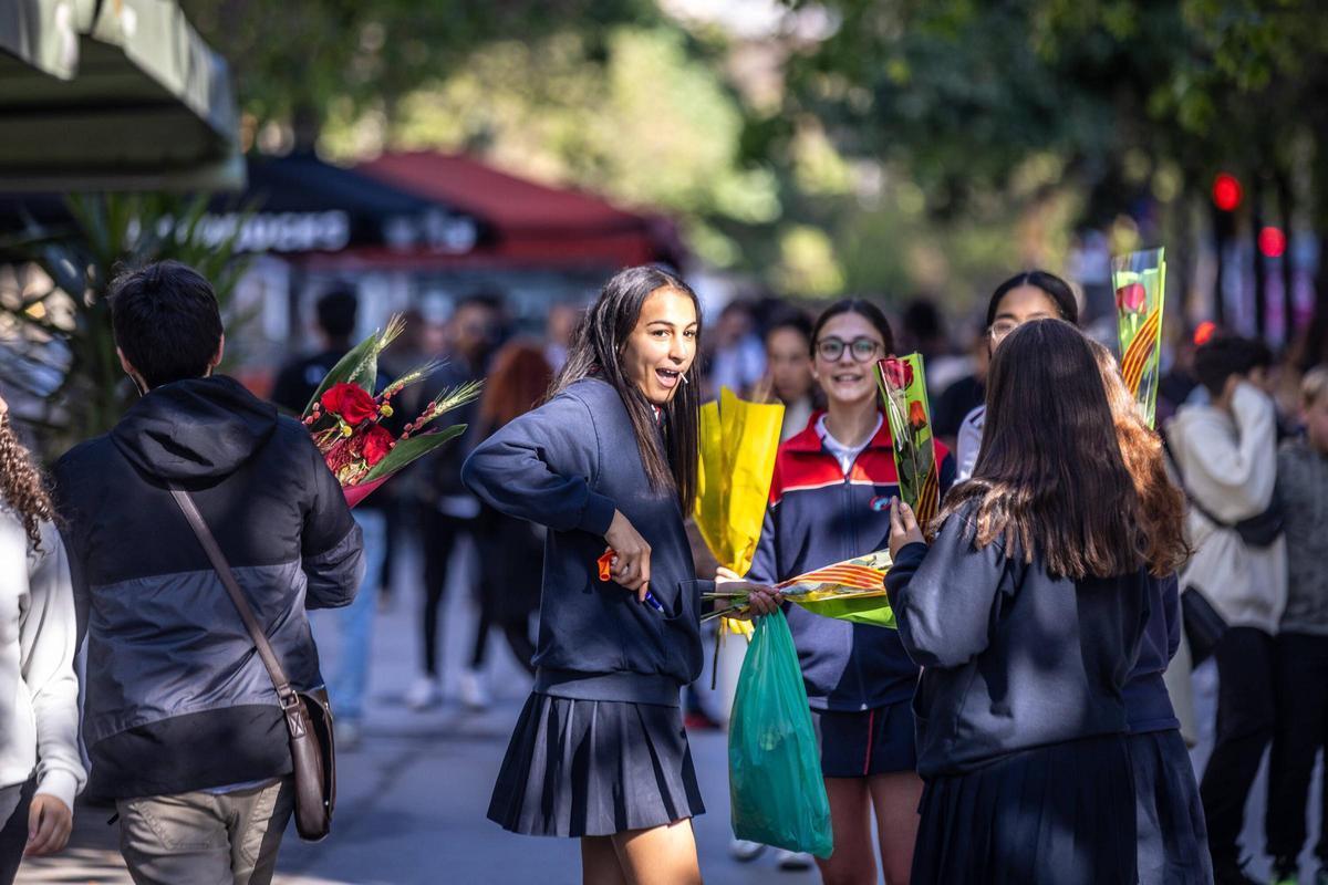 Chicas con sus rosas en una calle del centro de Barcelona.