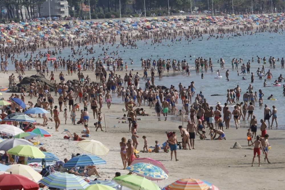 En O Vao y Samil no entra un solo alfiler: las playas de Vigo, abarrotadas