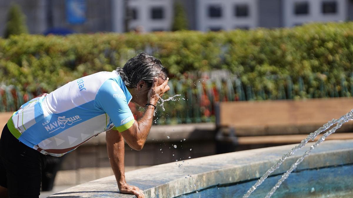 Una persona se moja en una fuente durante la ola de calor
