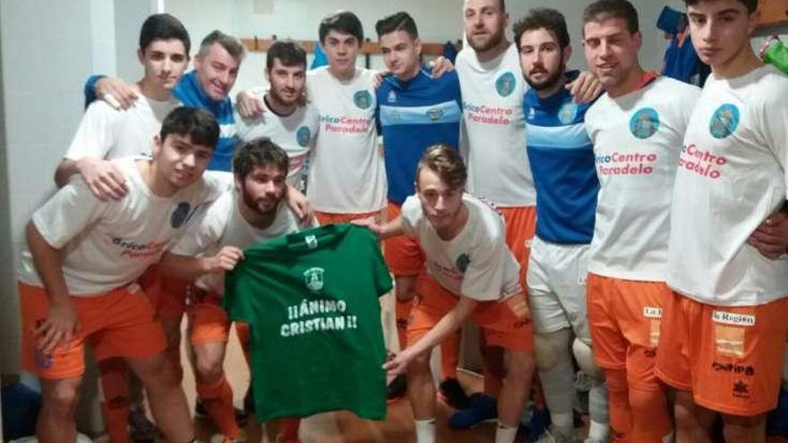 Los jugadores del Sala Ourense, con mensaje solidario. // FdV