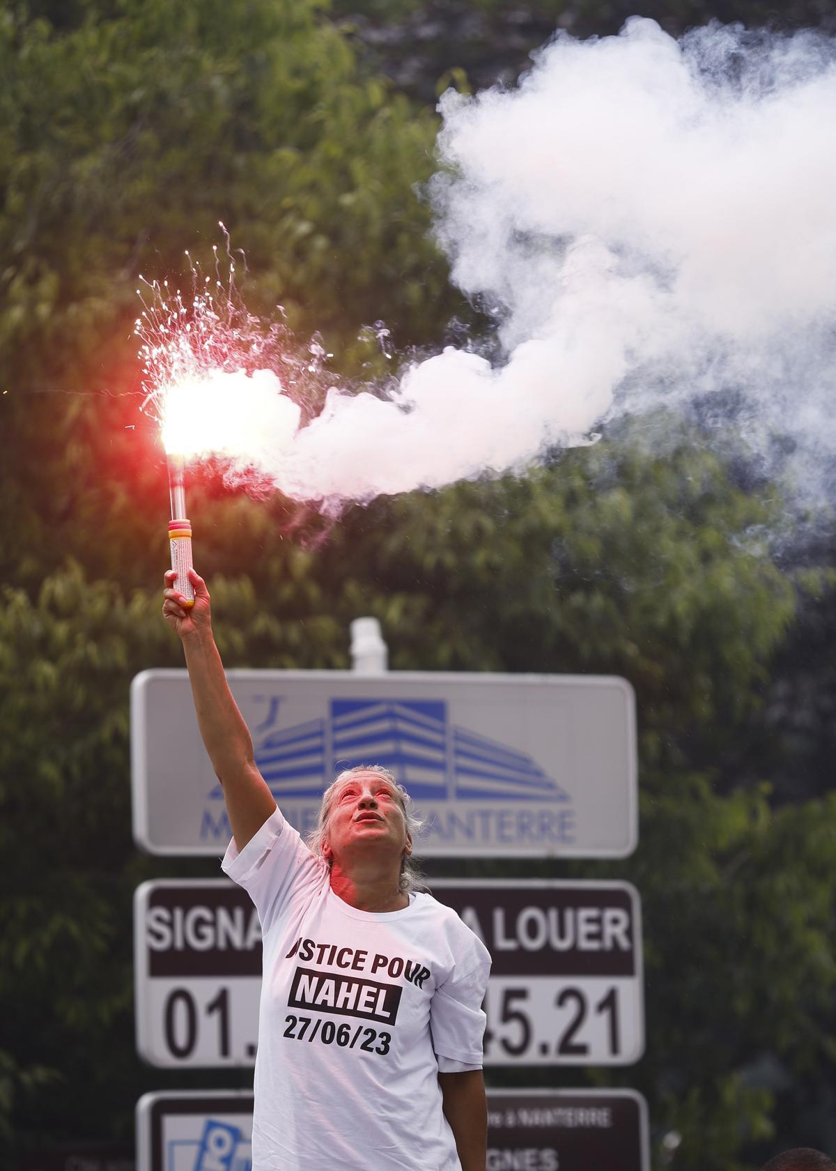 Mounia, la madre de Nahel encabeza una marcha blanca en Nanterre. La familia del joven fallecido ha convocado una marcha blanca en su memoria.