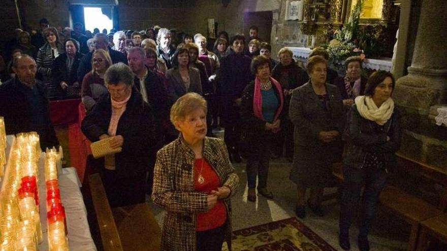 Uno de los oficios religiosos en la iglesia de Simes. // Iñaki Abella