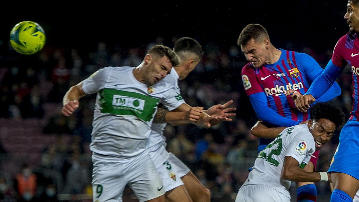 Jutglà cabecea y marca su primer gol con el Barça ante el Elche.