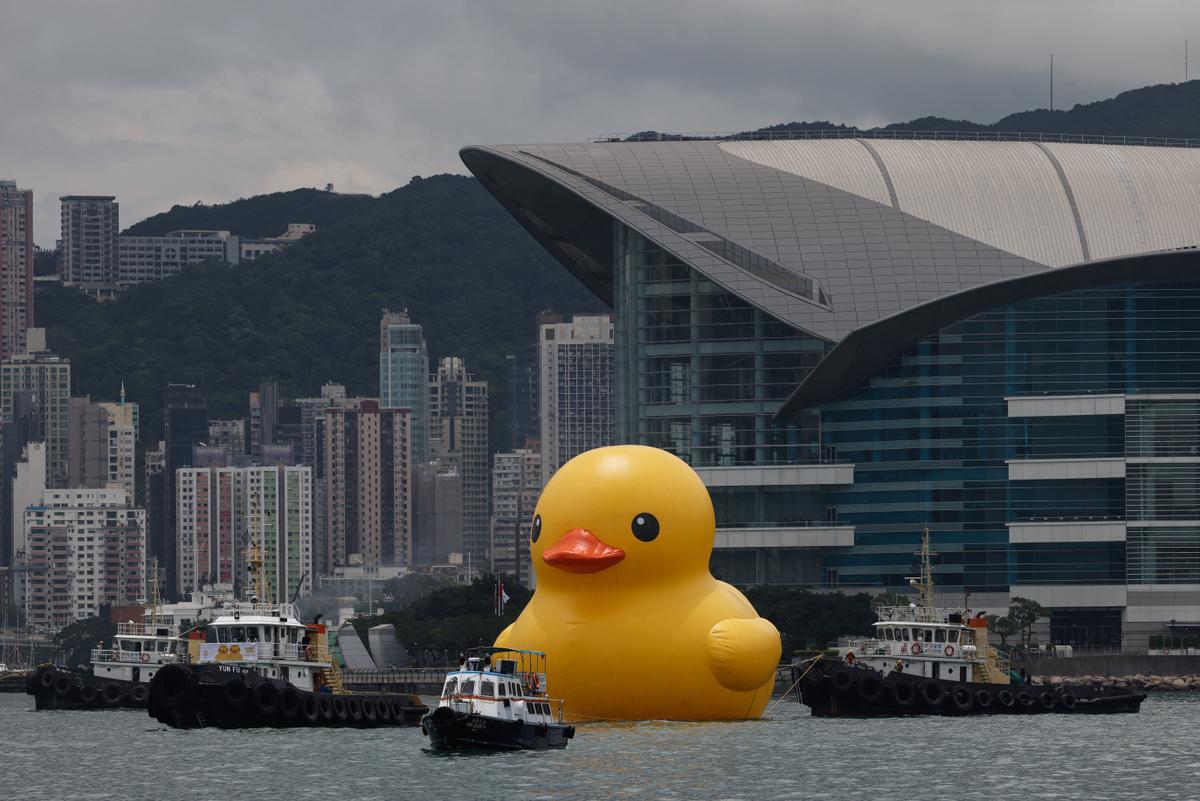 Los patos de goma del artista Florentijn Hofman, en el puerto de Hong Kong