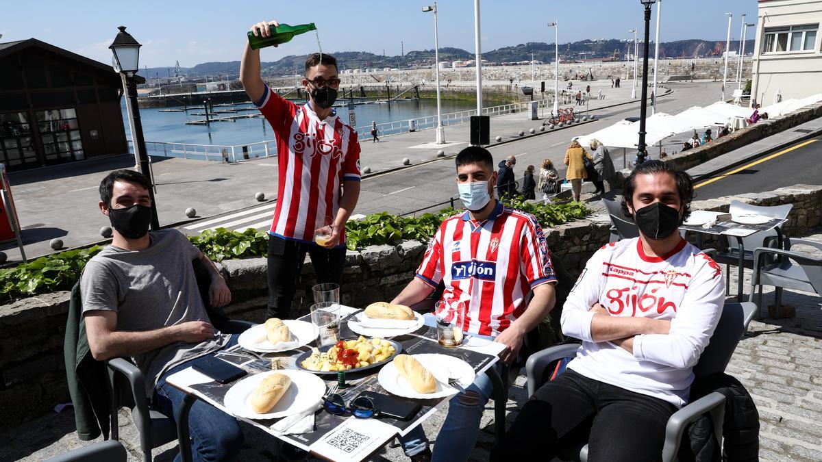 Ambiente de derbi en Gijón