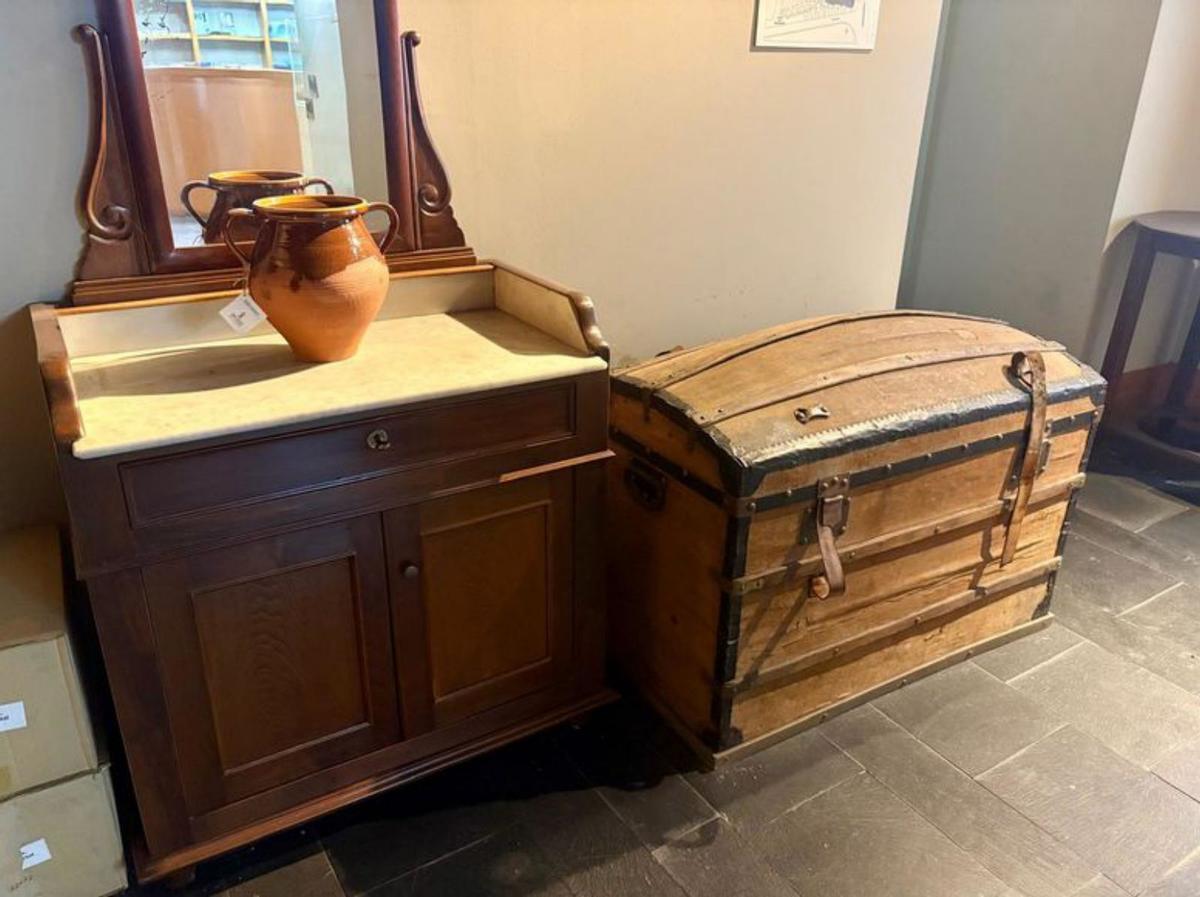 Los muebles originales. El centro de interpretación de Armando Palacio Valdés en Laviana está ubicado en su casa natal, donde se conservan algunos muebles originales.