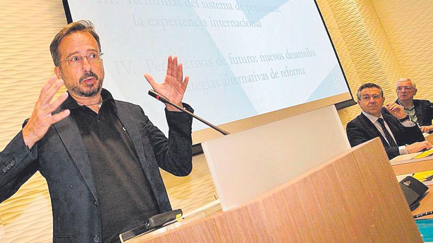 El coordinador del estudio, José Ignacio Conde-Ruiz, y al fondo, el  presidente de Cajamar, Eduardo Baamonde