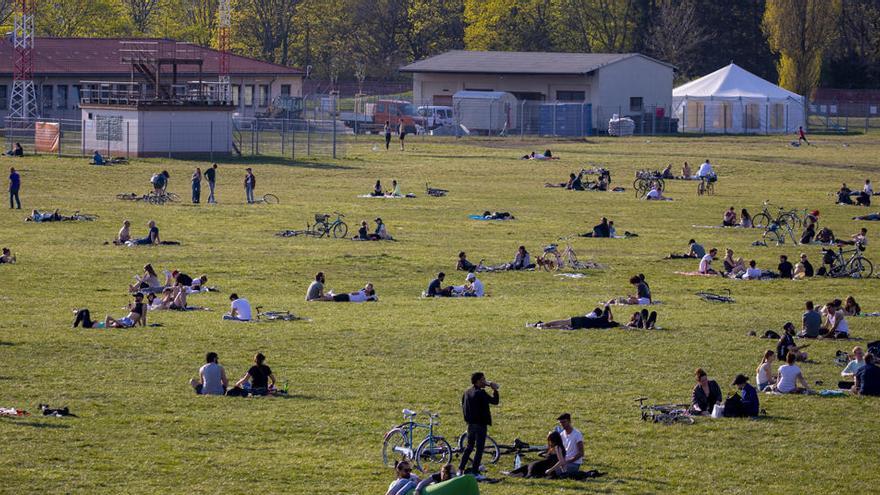 La gente disfruta de su tiempo en el parque Tempelhofer Feld en Berlín