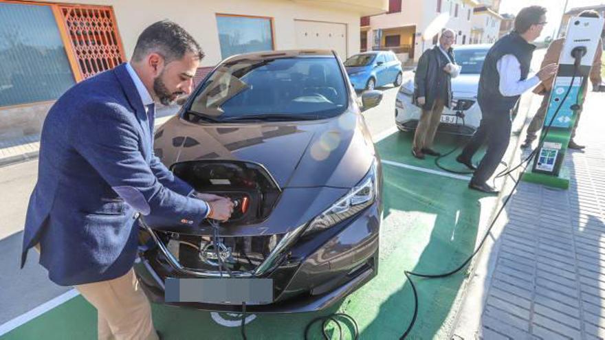 Punto de recarga de vehículos eléctricos en la pedanía de Desamparados.