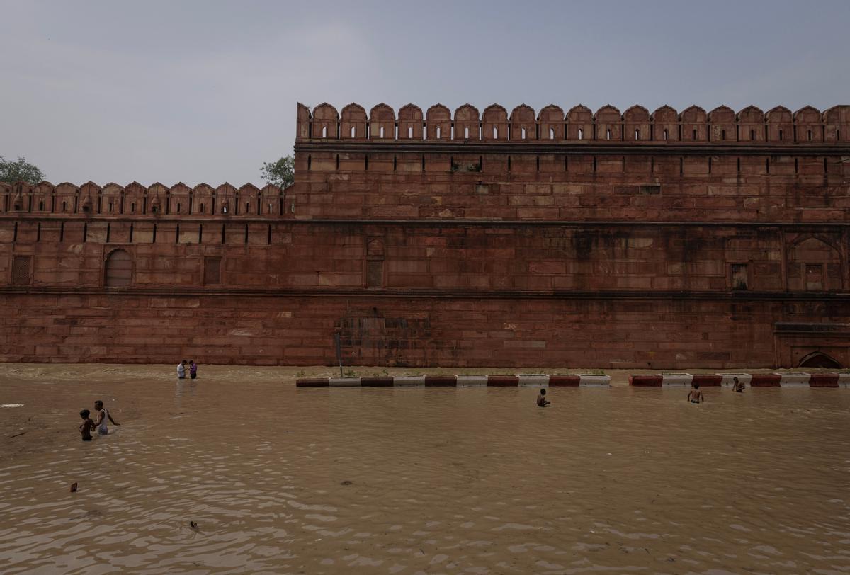 El aumento del nivel del agua del río Yamuna después de las lluvias monzónicas en Nueva Delhi.