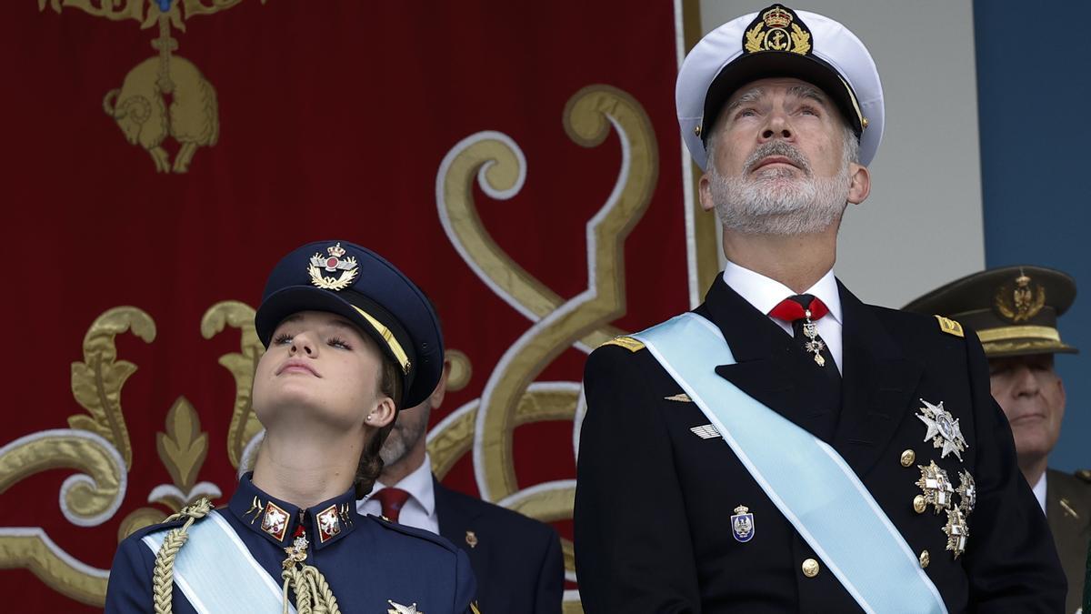 El rey Felipe y la princesa Leonor durante el desfile de las Fuerzas Armadas con motivo de la Fiesta Nacional