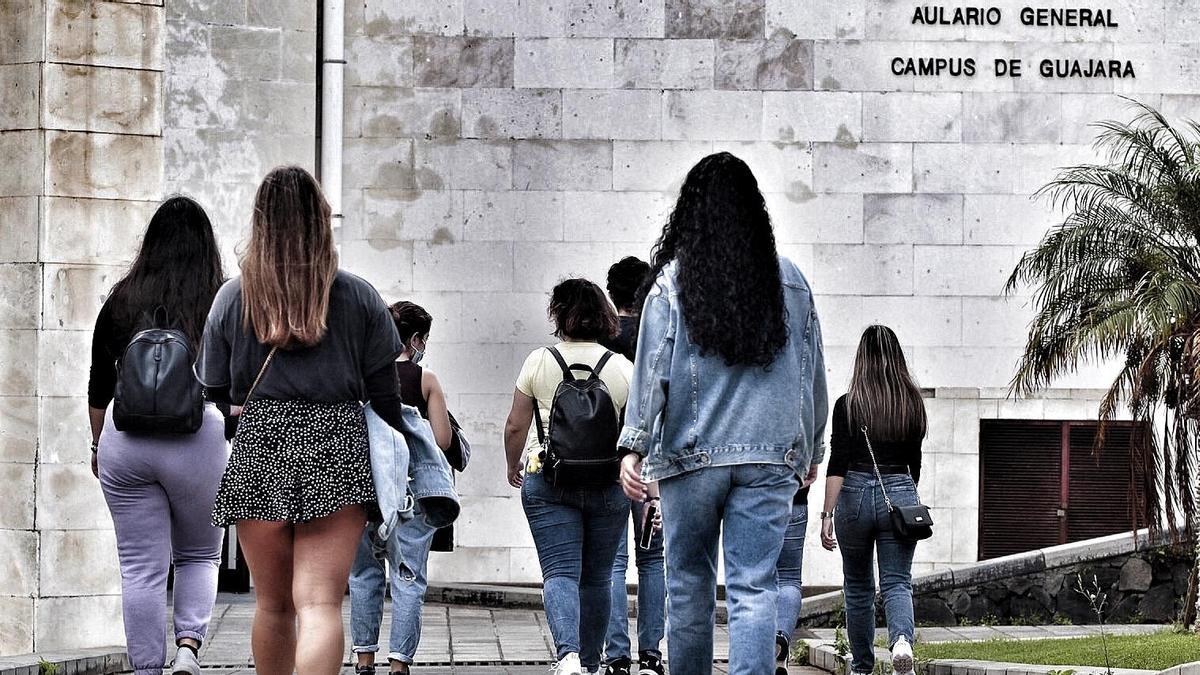 Estudiantes en el Campus Guajara de la ULL.