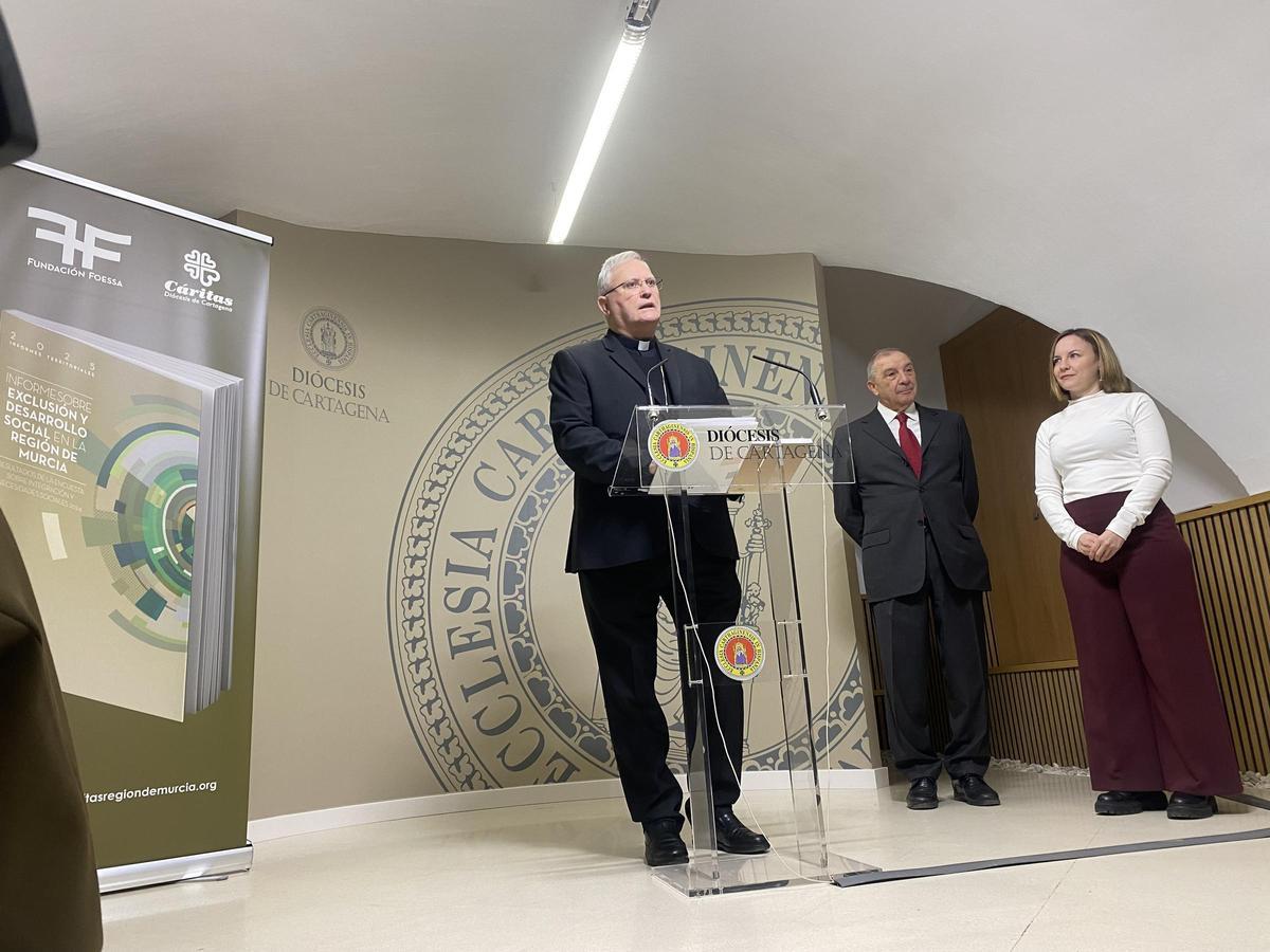 El obispo, en un momento de la rueda de prensa para presentar el informe de Cáritas y Foessa.