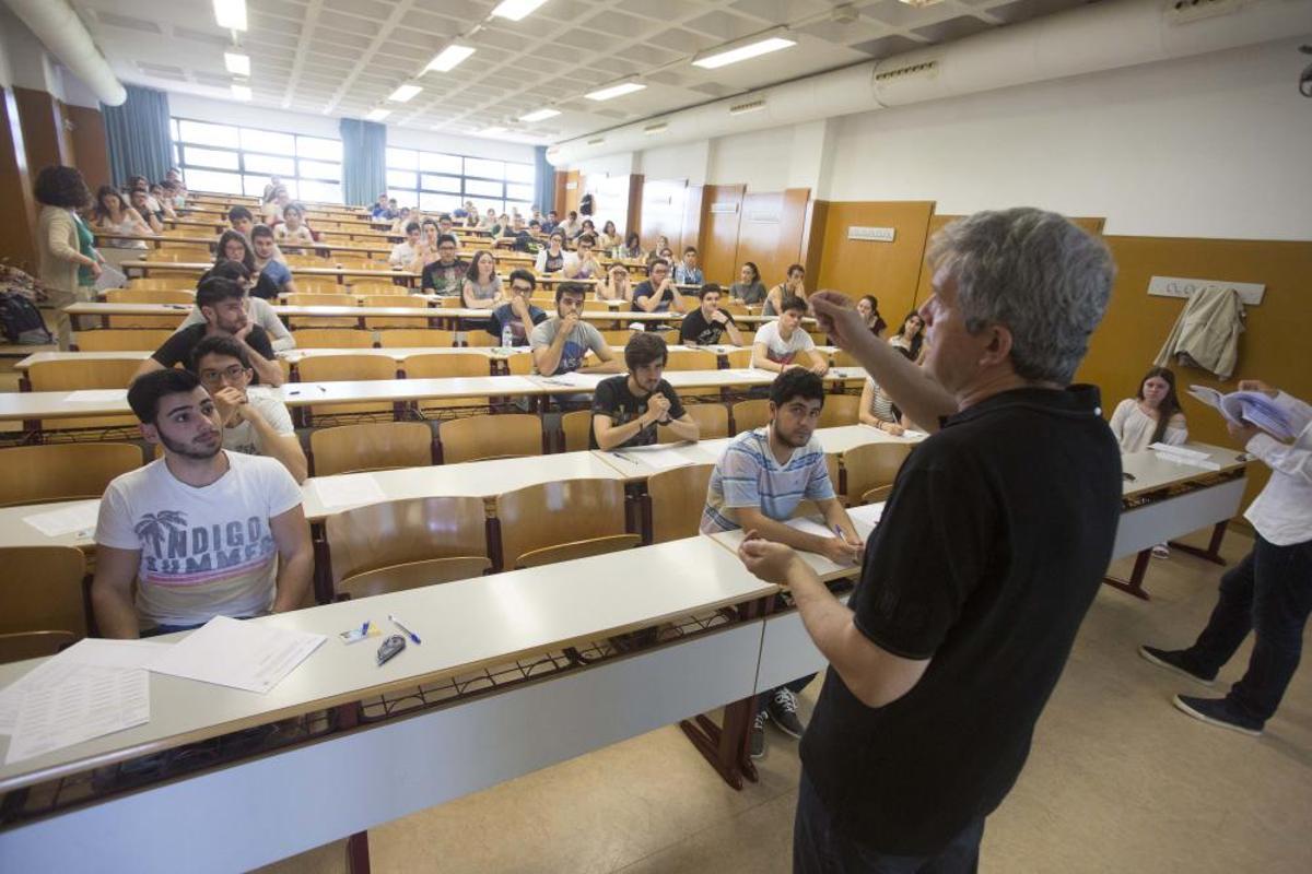 Los alumnos hacen los exámenes Los alumnos hacen los exámenes