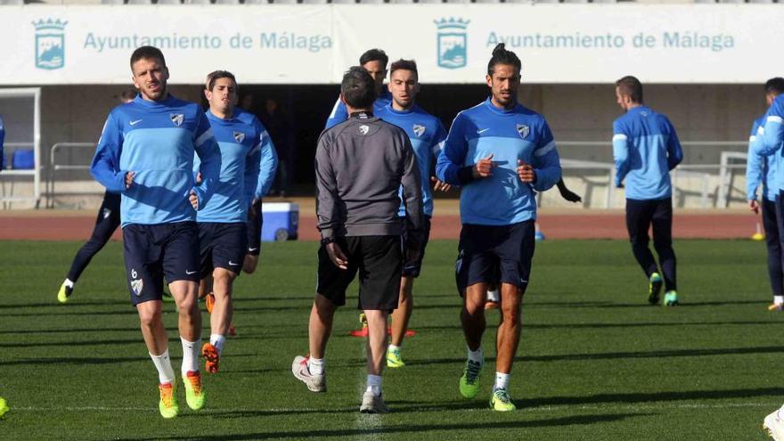 Los jugadores del Málaga Ignacio Camacho y Marcos Angeleri serán de la partida hoy en el Camp Nou.