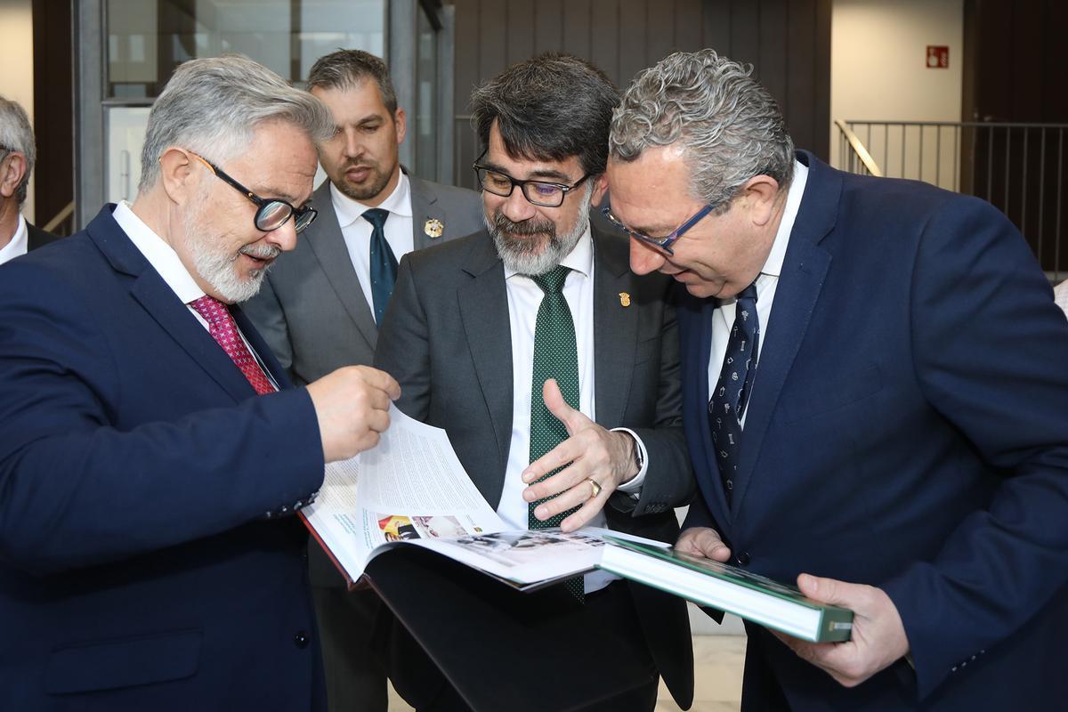 El presidente de los Moros y Cristianos, el alcalde de San Vicente y el presidente de la Diputación