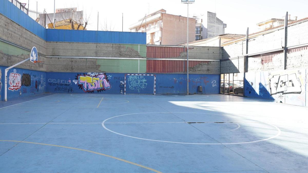 Estado de las pistas deportivas de Batalla del Salado antes de la reforma.