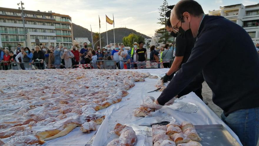 Entrega de las porciones de ensaimada durante la tarde en la playa de Alcúdia.