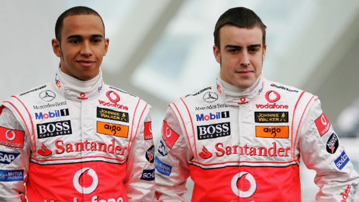 Hamilton y Alonso, posando como pilotos de McLaren