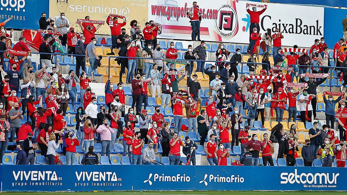 La afición del Real Murcia en la Grada Lateral de La Condomina animando a su equipo durante el encuentro frente al UCAM. | FRANCISCO PEÑARANDA