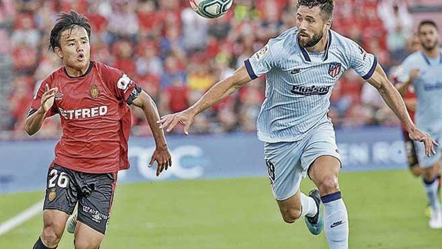 Kubo conduce el balÃ³n con velocidad durante el partido de ayer en Son Moix.