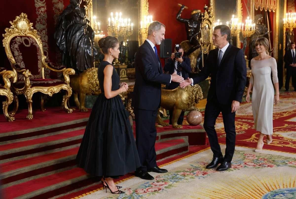 El rey Felipe VI y la reina Letizia reciben al presidente Pedro Sánchez y su mujer, Begoña Gómez, en la cena de gala del Palacio Real previa a la cumbre de la OTAN