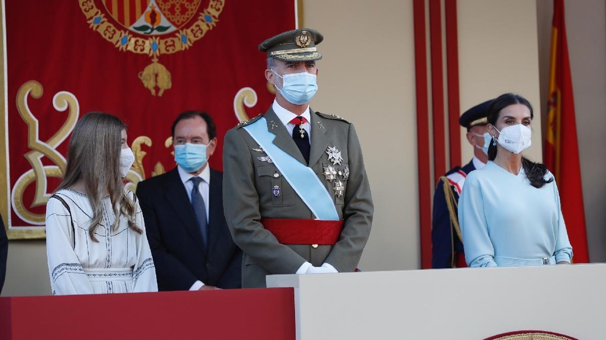 El rei Felip VI, la reina Letizia i la infanta Sofia durant la desfilada militar del Dia de la Hispanitat a Madrid, el 12 d&#039;octubre del 2021